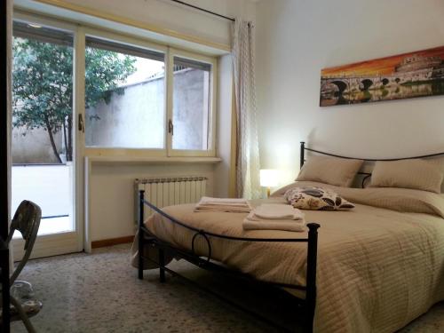ローマにあるSan Pietro & Trastevere Homeのベッドルーム(ベッド1台、窓付)