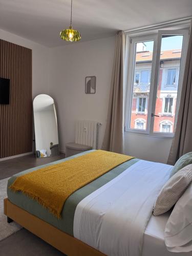 Charming 2 Bed room apartment with private Baths in City Center