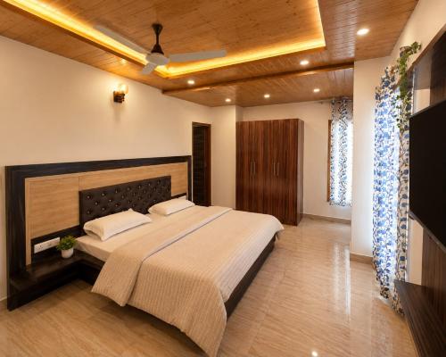 a bedroom with a large bed in a room at Dharvi Kasauli Heavens in Kasauli