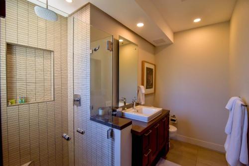 a bathroom with a sink and a shower at Miramar 5B 2 bdr Ocean View in Los Suenos in Herradura