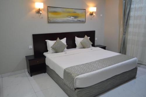 a bedroom with a large bed in a room at شقق أجنحة نزيل للشقق المخدومة in Tabuk
