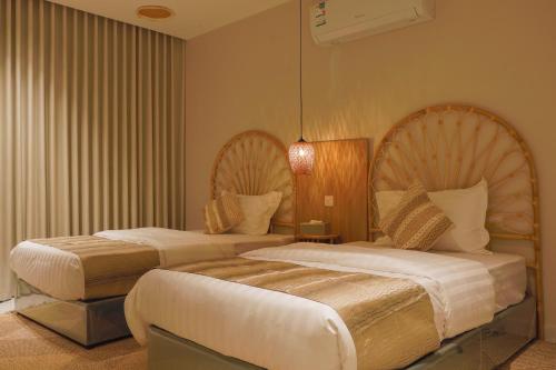 a hotel room with two beds in a room at شقق وسن الفندقية in Abha