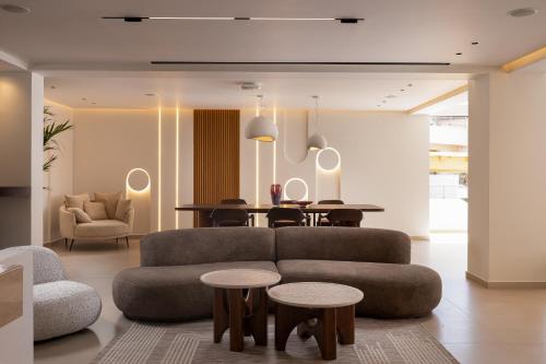 ein Wohnzimmer mit Sofa und Tisch in der Unterkunft Olympion Sunset Halkidiki in Fourka