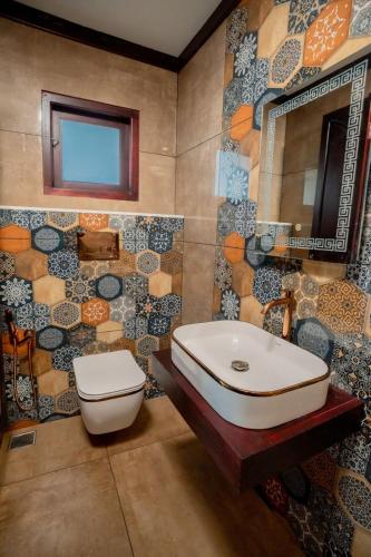 a bathroom with a tub and a toilet and a sink at Boats N Beds - Alleppey Houseboats - Alleppey Boat House - Luxury Premium Houseboats in Alleppey