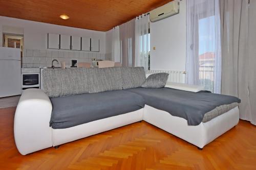 Apartments with parking space Crikvenica - 22214