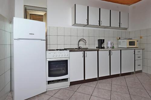 Apartments with parking space Crikvenica - 22214