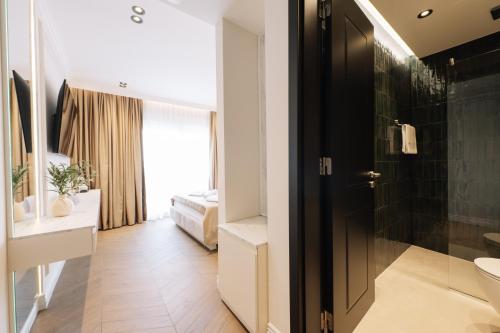 ein Badezimmer mit Dusche, Toilette und Waschbecken in der Unterkunft Hotel Dolcinium in Ulcinj