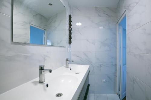 Air CONDITIONER 1 Bedroom Apartment in walking disrance to Eiffel Tower