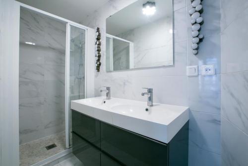 Air CONDITIONER 1 Bedroom Apartment in walking disrance to Eiffel Tower