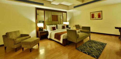 Una cama o camas en una habitación de Regenta Central Klassik Ludhiana, Model Town