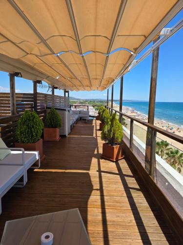 a balcony with a view of the beach at Apartamentos Wundermar in Torredembarra