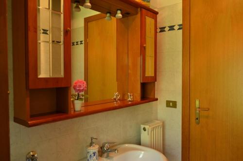 a bathroom with a sink and a mirror at Casa vacanze Ivan Trinko in Savogna
