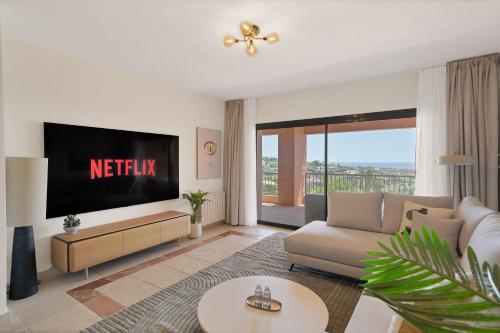Flamingos Luxury Apartment - Sea Views, Golf & Free Parking