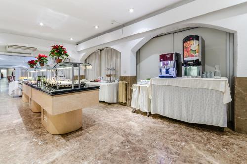 een grote kamer met een buffetasteryasteryasteryasteryasteryasteryasteryasteryasteryasteryasteryasteryasteryasteryasteryasteryasteryastery bij Gran Sol Hotel in San Pol de Mar