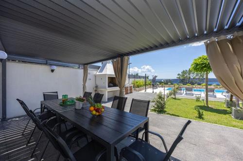 Viewpoint Holiday Home with heated pool & sew view