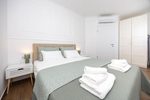 Viewpoint Holiday Home with heated pool & sew view