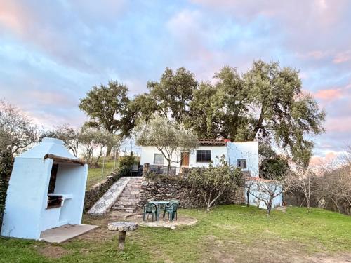 a house with a table and chairs in front of it at Casa Papiqui in Fuenteheridos