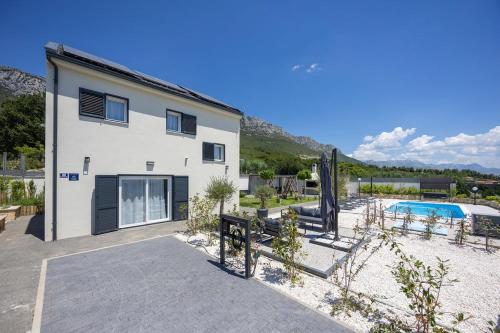 Viewpoint Holiday Home with heated pool & sew view