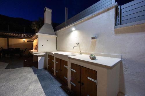 Viewpoint Holiday Home with heated pool & sew view