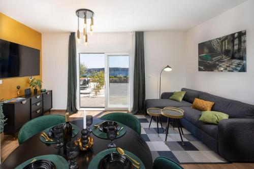 Viewpoint Holiday Home with heated pool & sew view
