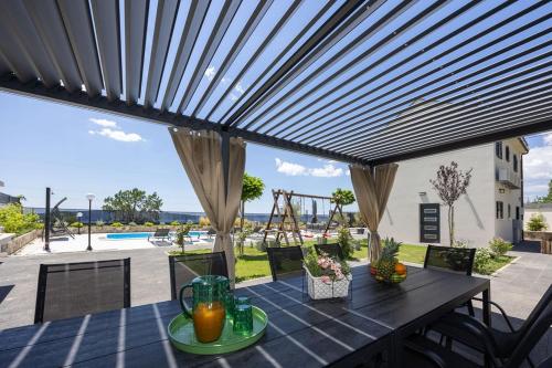 Viewpoint Holiday Home with heated pool & sew view