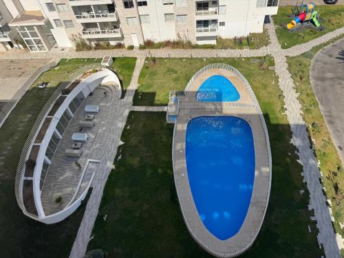 an overhead view of a swimming pool in a city at Moderno departamento cercano a playa in La Serena