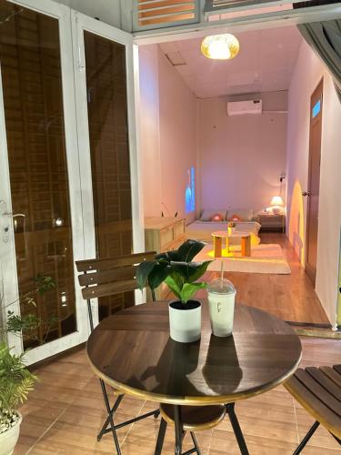 a table with a potted plant on top of a room at HuếDuo Homestay in Thôn Trường Giang