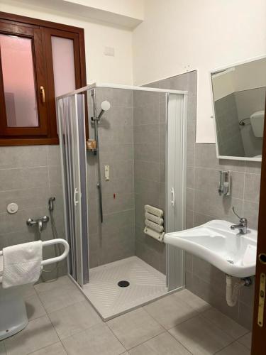 a bathroom with a shower and a sink at Casa Vacanze Tridente in Trapani