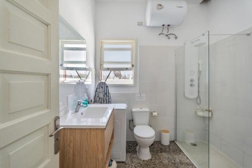 a bathroom with a sink and a toilet and a shower at Finca La Pampa in Arafo