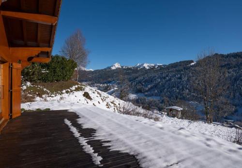 Mountain Chalet with Panoramic Views Sleeps 9