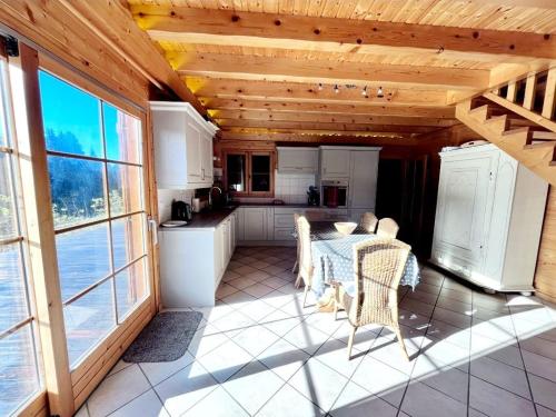 Mountain Chalet with Panoramic Views Sleeps 9