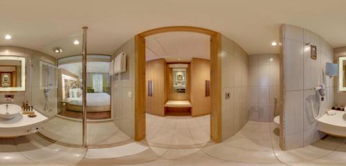 a bathroom with two sinks and a large mirror at سما تعز in Şīnah