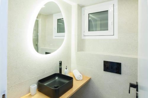 Urban 2 Bd Home in Vibrant Galatsi