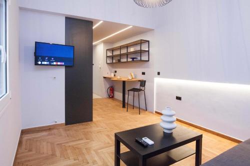 Urban 2 Bd Home in Vibrant Galatsi