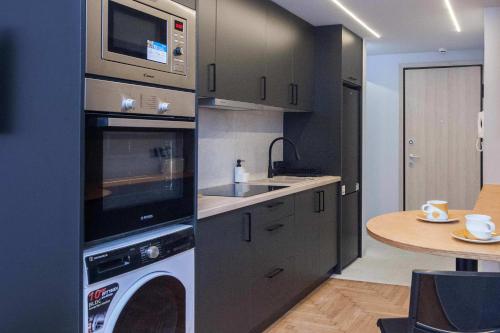 Urban 2 Bd Home in Vibrant Galatsi
