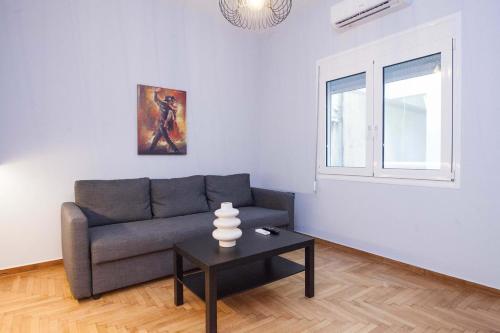 Urban 2 Bd Home in Vibrant Galatsi