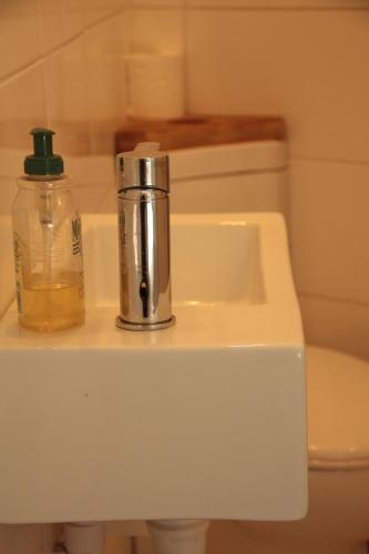 - un distributeur de savon installé au-dessus d'un lavabo dans l'établissement Clos du Magnolia, à Causses-et-Veyran