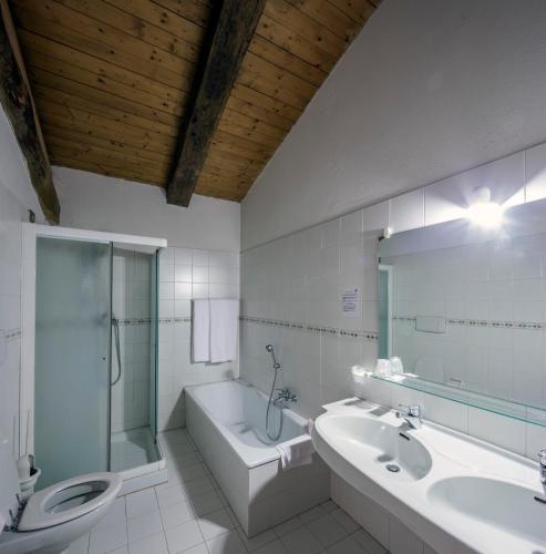 a bathroom with two sinks and a shower and a toilet at Costa degli Ulivi in Fumane