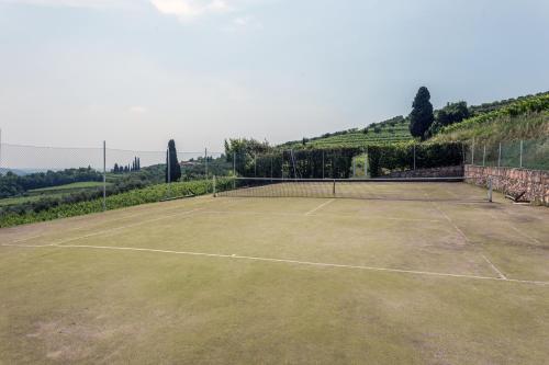 a tennis court with a net on top of it at Costa degli Ulivi in Fumane
