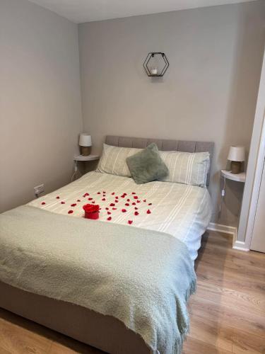 ein Schlafzimmer mit einem Bett, das mit roten Rosen bedeckt ist in der Unterkunft Acklington 2 bedroom property in Menheniot