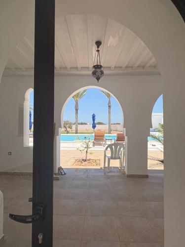 an entry way to a house with a view of a pool at Maison Rachid Djerba in El Guecheïne