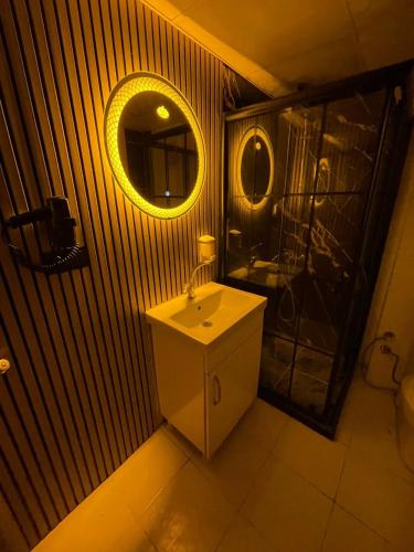 a bathroom with a sink and a mirror at Poli House in Kasaplar