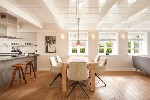 a kitchen and dining room with a table and chairs at Friesen-Kate-Oldsum in Oldsum
