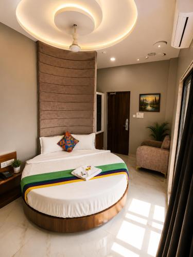 a bedroom with a large bed in a room at Transit Seven Hills Hotel Near Airport Mumbai T2 in Mumbai