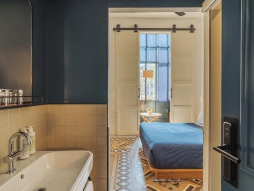 a bathroom with a tub and a bed in a room at Hotel Casa Bonay & Spa in Barcelona