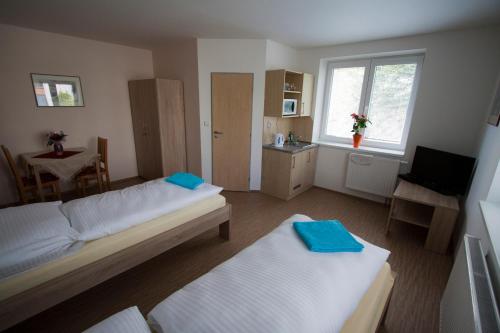 En eller flere senger på et rom på Vila Aneta