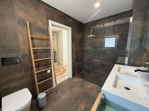 a bathroom with a toilet and a sink and a shower at La maison da serra in Quinta do Anjo