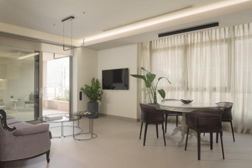 Leste Urban Living, a Stylish Suite for 2, centraly located, with private parking!