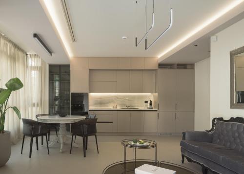 Leste Urban Living, a Stylish Suite for 2, centraly located, with private parking!