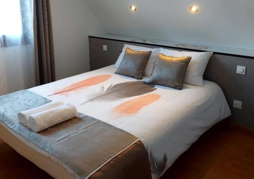 a large bed in a room with a large bed sidx sidx at Ilodays in La Plaine des Cafres